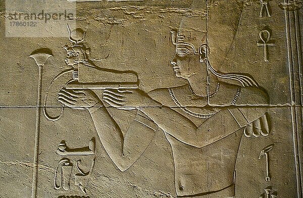 Opferszene im Allerheiligsten des Isis-Tempel  der König opfert die Statuette einer Sphinx  die ein Salbgefäß hält  Tempelanlage Philae  Assuan  Ägypten  Afrika