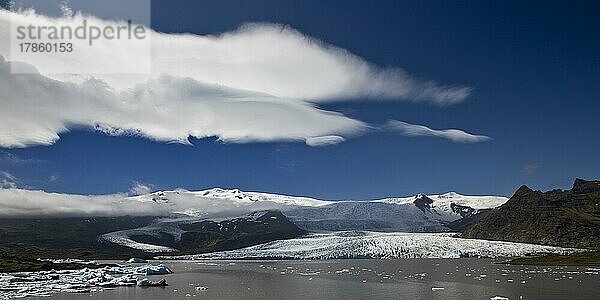 Der Gletscher Fjallsjökull mit dem Gletschersee Fjallsarlon  Panorama  Vatnajökull-Nationalpark  Island  Europa