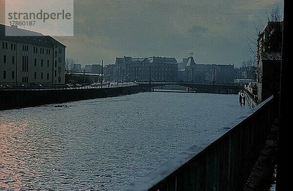 DDR  Berlin  16. 03. 1988  Spreeblick Richtung Westen zur Weidendammbrücke  vom Standpunkt der alten Ebertsbrücke aus gesehen  Berliner Ensemble (BE)