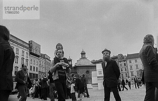 Polen  Krakau  22. 06. 1977  Marktplatz  Altstadt  Mann mit Kind  Mann mit Bart  Europa