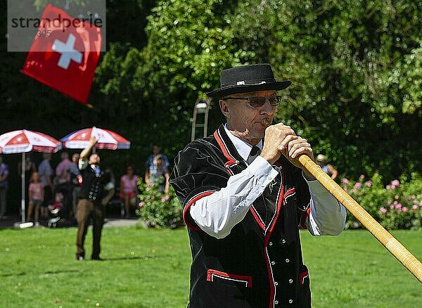 Alphornbläser  Interlaken  Schweiz  Europa