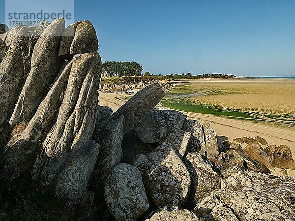 Megalithe am Rande der Gezeitenzone am Strand von Guisseny in der Bretagne  Strand von Guisseny  Guisseny  Finistere  Frankreich  Europa