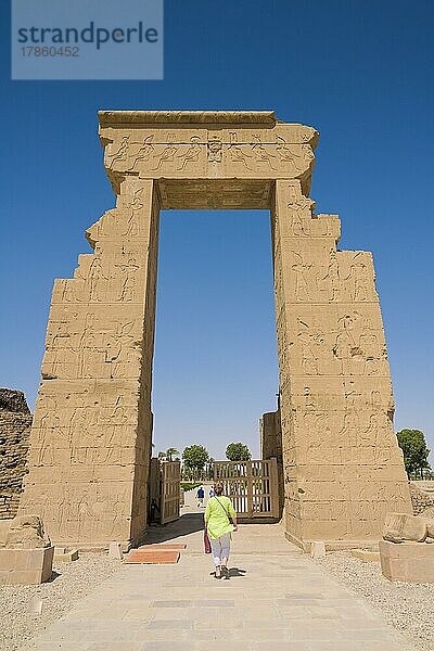 Tor von Domitian und Trajan  nördlicher Eingang  Hathor-Tempel  Dendera  Qina  Ägypten  Afrika