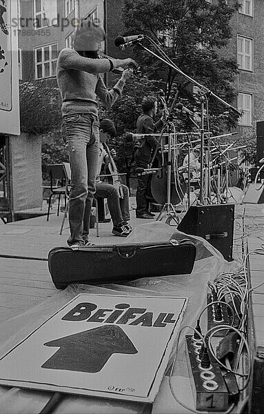 DDR  Berlin  28. 04. 1982  Folklorefest im Haus der Jungen Talente  Band  Geige  Violine