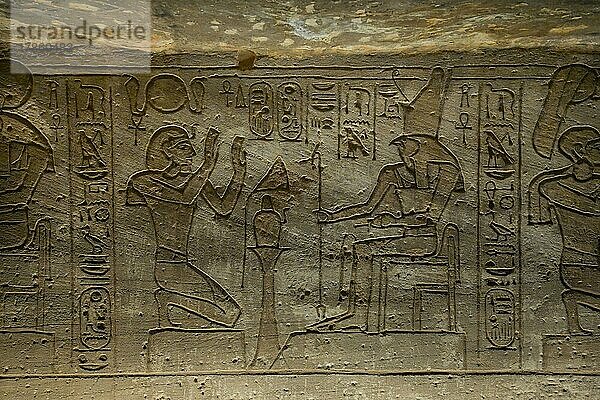 Felsenbild  Gott Horus und Pharao Ramses II  Felsentempel Abu Simbel  Ägypten  Afrika
