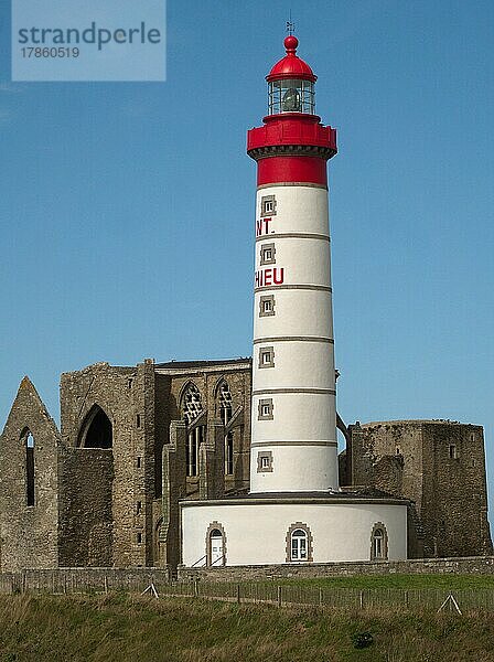 Der Leuchtturm Phare de Saint-Mathieu mit der Kapelle Notre Dame de Grace Unserer Lieben Frau von der Gnade im Departement Finistere an der Westspitze der Bretagne  Pointe Saint Mathieu  Plougonvelin  Finistere  Frankreich  Europa