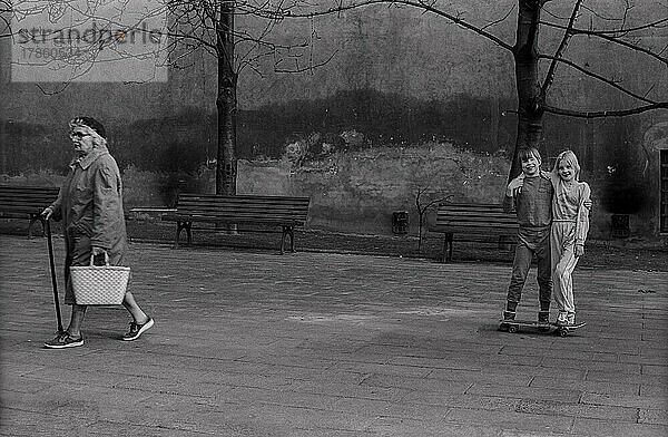 DDR  Berlin  29. 3. 1988  zwei Kinder und eine ältere Frau  in der Anklamer Straße