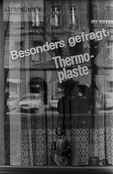 DDR  Berlin  5. 4. 1988  Schaufenster einer Altstoffannahme: Besonders gefragt: Thermoplaste