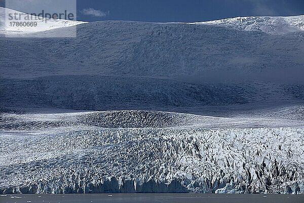 Der Gletscher Fjallsjökull mit dem Gletschersee Fjallsarlon  Vatnajökull-Nationalpark  Island  Europa