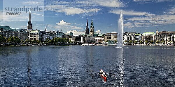 Binnenalster mit Alsterfontaine und Stadtsilhouette  Hamburg  Deutschland  Europa