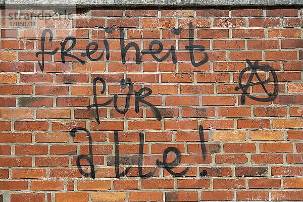 Graffiti Freiheit für alle auf einer Klinkerwand  Lüneburg  Niedersachsen  Deutschland  Europa