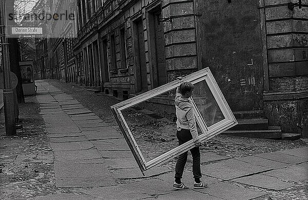 DDR  Berlin  2. 4. 1988  Kind mit Fensterrahmen in der Choriner Straße  Ecke Fehrbelliner Straße