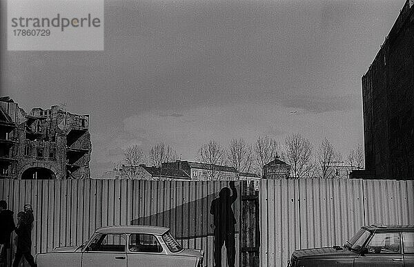 DDR  Berlin  24. 3. 1988  künstlerisch gestaltetem Bauzaun . . in der Friedrichstraße  im Hintergrund die Ruine des Haus der Technik (bis 1982 auch Kino Camera später ein multikulturelles Kunstzentrum: Tacheles)