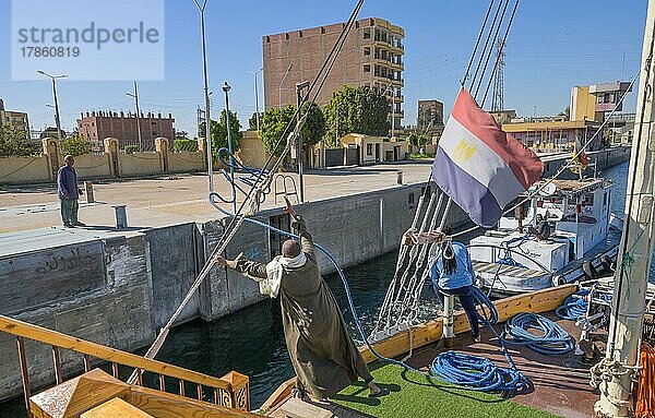 Dahabeya Kreuzfahrtschiff Magic Nile  Schleuse von Esna  Nil  Ägypten  Afrika