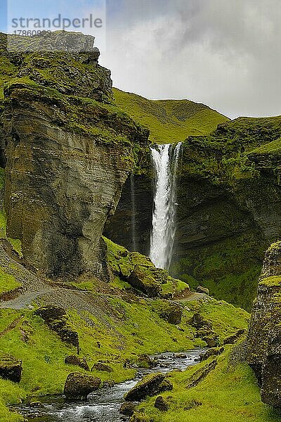Der Wasserfall Kvernufoss  Island  Europa