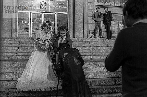 CSSR  Liberec  29. 12. 1987  Brautpaar mit Gratulant  Hochzeit in Liberec (früheres Reichenberg)  Tschechien  Europa