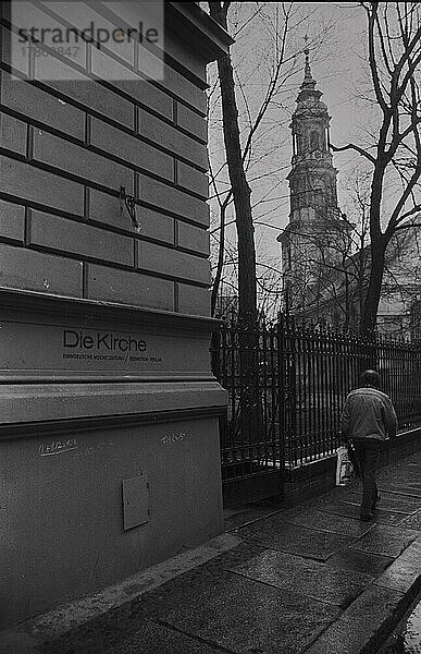 DDR  Berlin  22. 3. 1988  Sophienstraße  rechts im Hintergrund die Sophienkirche  links in dem Gebäude war bis kurz nach der Wende die Redaktion von Die Kirche untergebracht