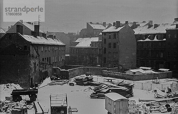 DDR  Berlin  16. 02. 1980  Auguststraße im Winter  Brache  Blick nach Süden  von der Nr. 50A aus gesehen