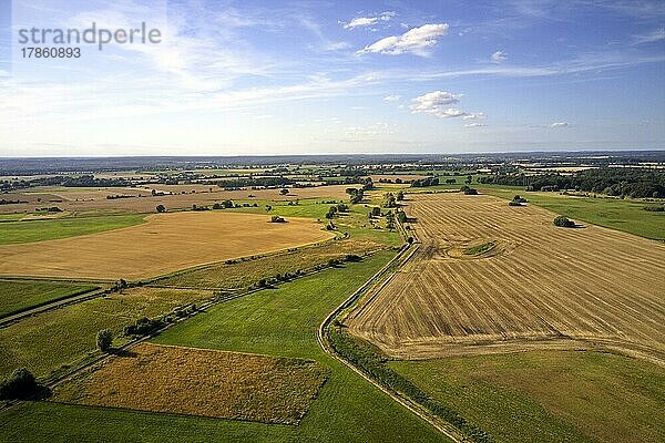 Luftaufnahme der ehemaligen innerdeutschen Grenze  heute das grüne Band  in der Grenzlandschaft zwischen Schleswig-Holstein und Mecklenburg-Vorpommern  im UNESCO Biosphhärenreservat Schaalsee  Bach Boize  Landesgrenze  Boize  Mecklenburg-Vorpommern  Deutschland  Europa