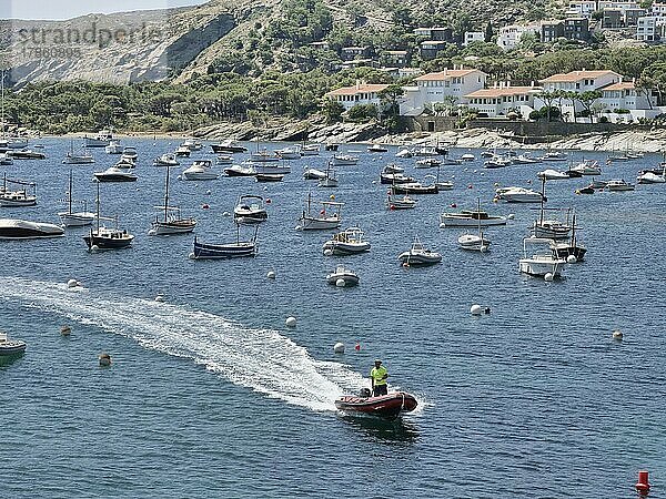 Taxiboote im Hafen von Cadaques am nördlichen Ende der Costa Brava  Hafen  Cadaques  Katalonien  Spanien  Europa