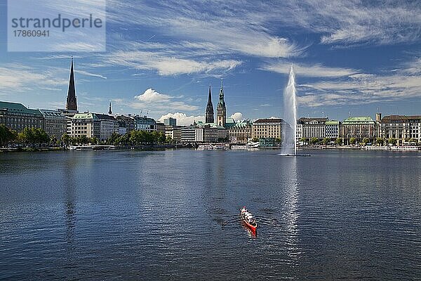 Binnenalster mit Alsterfontaine und Stadtsilhouette  Hamburg  Deutschland  Europa