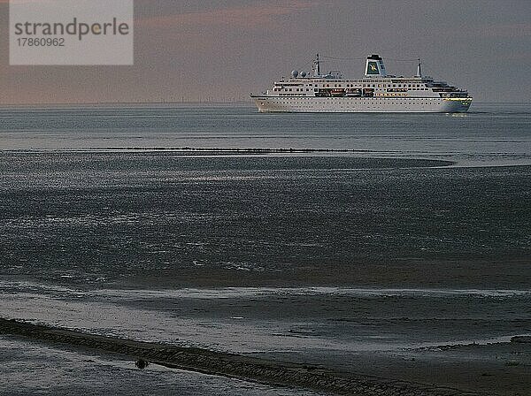 Die MS Deutschland passiert gegen Mitternacht die Elbmündung in die Nordsee im Nationalpark Wattenmeer  Cuxhaven  Niedersachsen  Deutschland  Europa