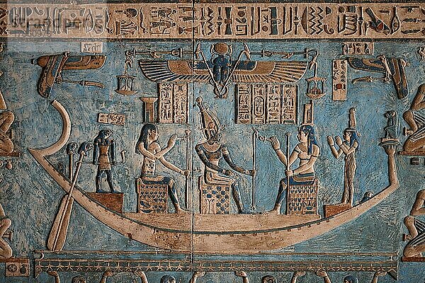 Nilbarke  Deckenrelief  grosse Vorhalle Pronaos  Hathor-Tempel  Dendera  Qina  Ägypten  Afrika