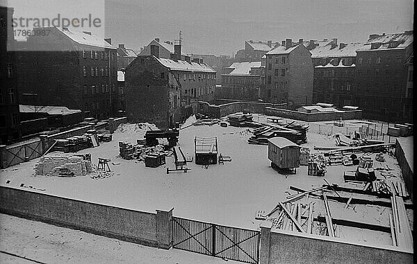 DDR  Berlin  16. 02. 1980  Auguststraße im Winter  Brache  Blick nach Süden  von der Nr. 50A aus gesehen