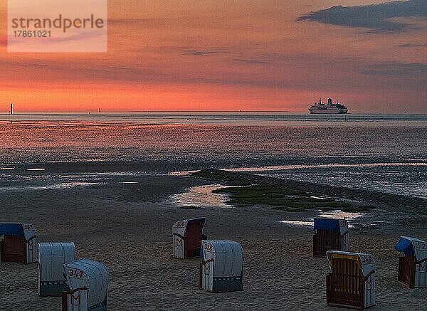 Strandkörbe am späten Abend am Strand von Cuxhaven mit Blick auf die Elbmündung  die Nordsee und den Nationalpark Wattenmeer  Cuxhaven  Niedersachsen  Deutschland  Europa
