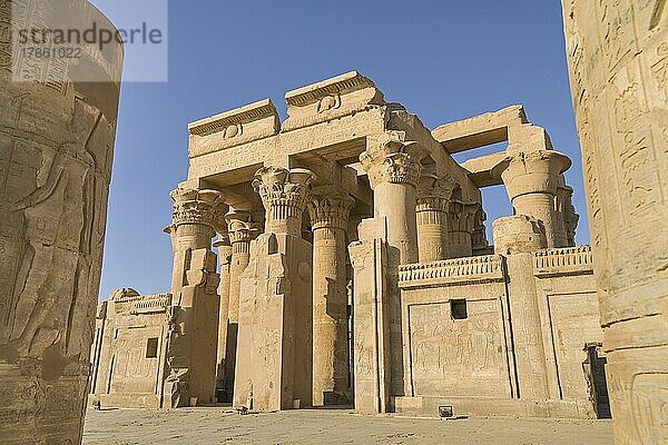 Südseite  Säulen  Haupteingang  Haupttempel  Tempelanlage Kom Ombo  Ägypten  Afrika