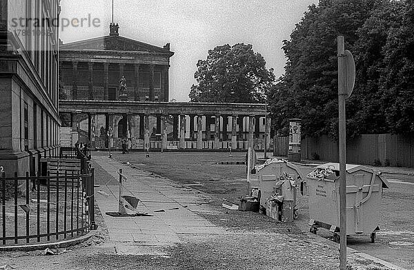 DDR  Berlin  17. 6. 1987  Lustgarten  Blick zur Nationalgalerie  Kolonnadenhof