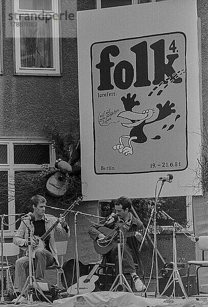 DDR  Berlin  28. 04. 1982  Folklorefest im Haus der Jungen Talente  Gitarristen