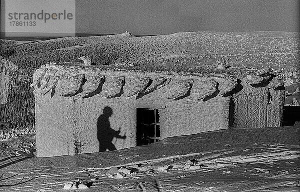 CSSR  Riesengebirge  29. 12. 1986  alter (verschneiter) Bunker aus dem zweiten Weltkrieg (Schneiderlinie)  im Riesengebirge  Schatten eines Skifahrers