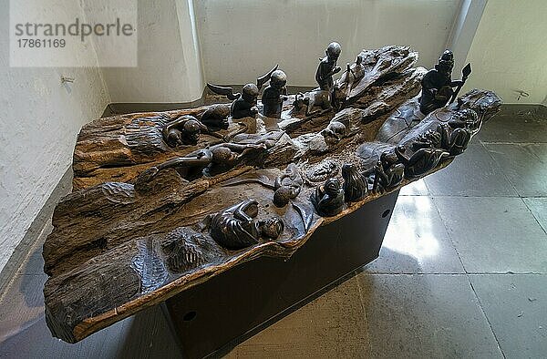 Krippe aus Holz in der evangelischen Hauptkirche St. Johannis  Johanniskirche  eine gotische Hallenkirche  Lüneburg  Niedersachsen  Deutschland  Europa