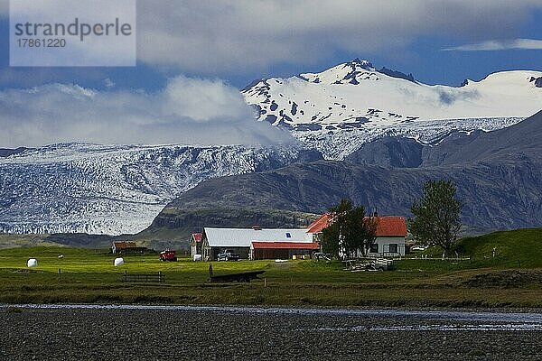 Der Bauernhof Holtasel vor dem Gletscher Flaajoekull  Vatnajoekull-Nationalpark  Island  Europa