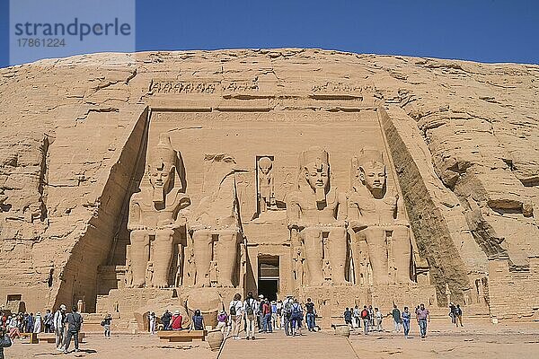 Statuen Pharao Ramses II. Felsentempel Abu Simbel  Ägypten  Afrika