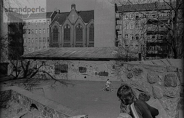 DDR  Berlin  17. 4. 1988  Kind mit Fahrrad auf dem Spielplatz im Heinrich-Zille-Park  im Hintergrund die Erlöserkirche  Schröderstraße