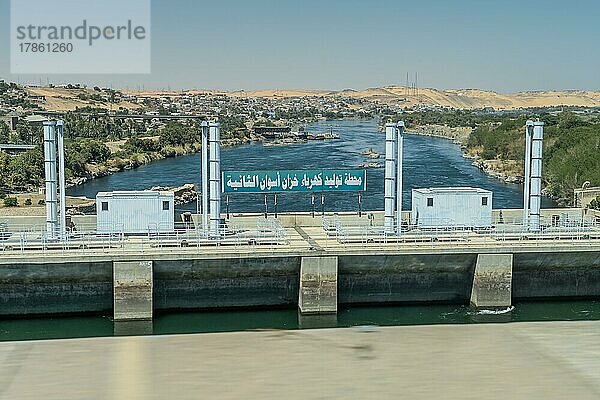 Wasserkraftwerk am alten Staudamm von 1902  Nil südlich Assuan  Ägypten  Afrika