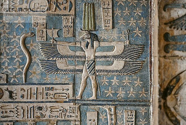 Geflügeltes Wesen mit Widderkopf  Deckenrelief  grosse Vorhalle Pronaos  Hathor-Tempel  Dendera  Qina  Ägypten  Afrika