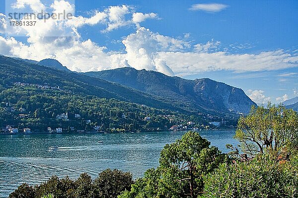 Blick auf den Lago Maggiore  Piemont  Italien  Europa