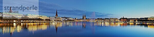 Binnenalster mit Alsterfontaine und Stadtsilhouette am Abend  Hamburg  Deutschland  Europa