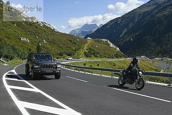 Gotthardpass Motorradfahrer überholt Personenwagen  Schweiz  Europa
