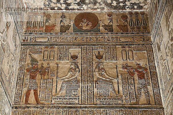 Steinrelief  Sanktuarium  Heiligtum  Hathor-Tempel  Dendera  Qina  Ägypten  Afrika