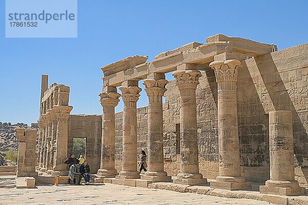 Westlicher Säulengang am Dromos-Platz  Tempelanlage Philae  Assuan  Ägypten  Afrika