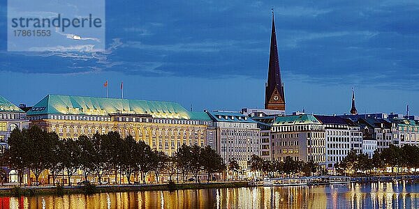 Binnenalster mit Ballin-Haus und der Hauptkirche St. Petri am Abend  Hamburg  Deutschland  Europa
