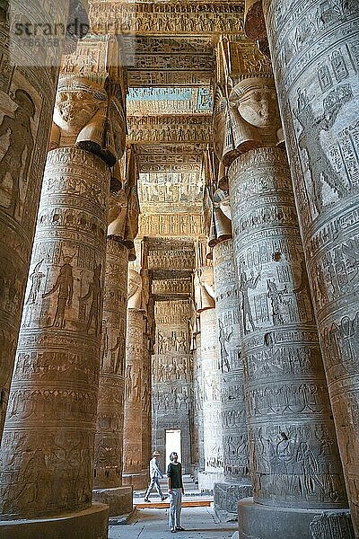 Grosse Vorhalle Pronaos  Wächter  Hathor-Tempel  Dendera  Qina  Ägypten  Afrika