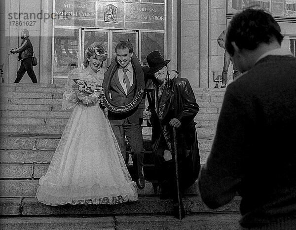 CSSR  Liberec  29. 12. 1987  Brautpaar mit Gratulant  Hochzeit in Liberec (früheres Reichenberg)  Tschechien  Europa