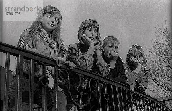 DDR  Berlin  16. 4. 1988  Kinder (Mädchen) im Park am Weinbergsweg (Heinepark)