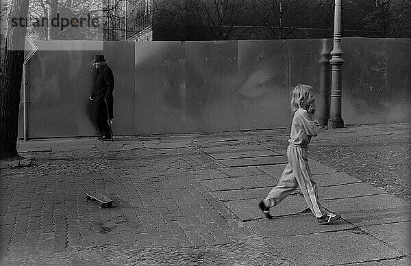 DDR  Berlin  29. 3. 1988  alter Mann und Kind mit Scateboard  in der Anklamer Straße