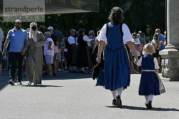 Mutter und Tochter Schweizer Tracht